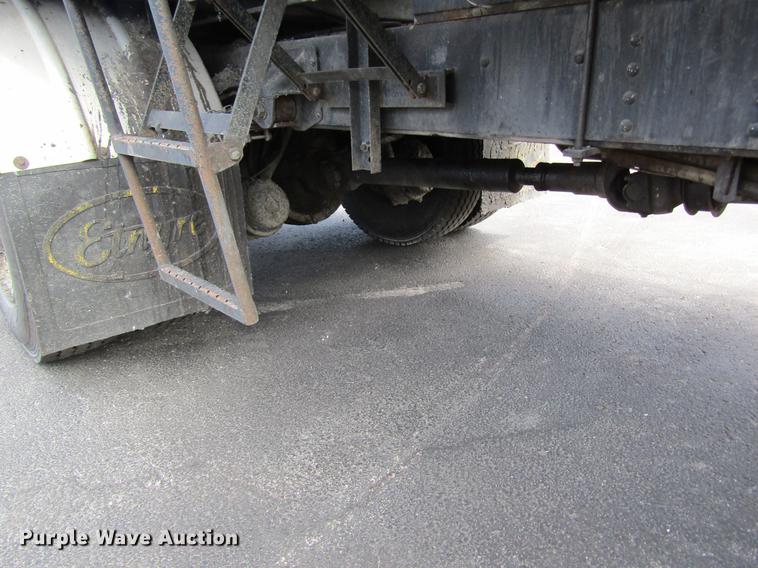 image for item DC4294 2001 GMC C8500 oil distributor truck