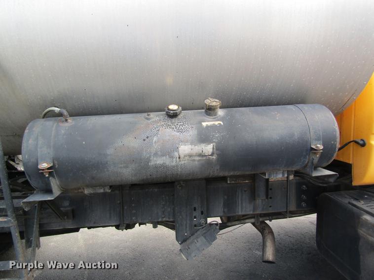 image for item DC4294 2001 GMC C8500 oil distributor truck