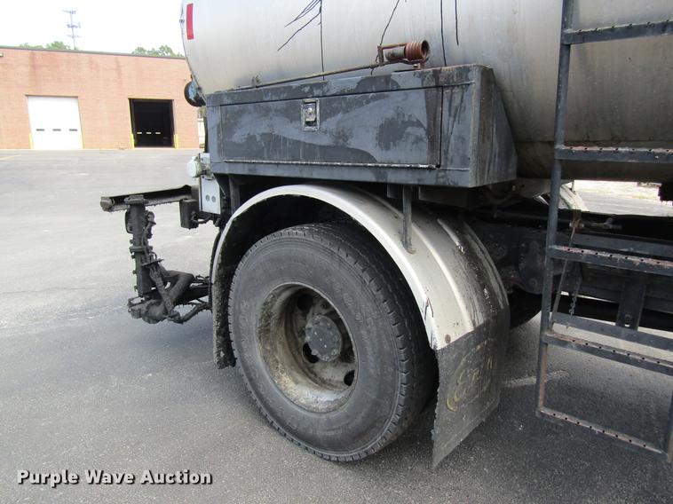 image for item DC4294 2001 GMC C8500 oil distributor truck