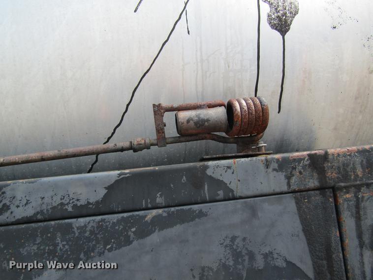 image for item DC4294 2001 GMC C8500 oil distributor truck