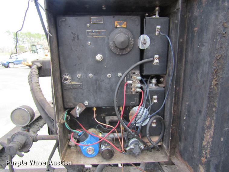 image for item DC4294 2001 GMC C8500 oil distributor truck