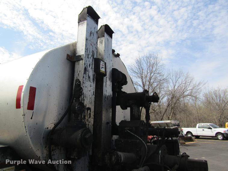 image for item DC4294 2001 GMC C8500 oil distributor truck