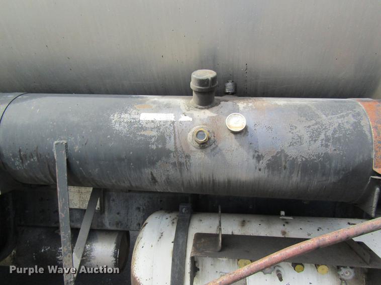 image for item DC4294 2001 GMC C8500 oil distributor truck