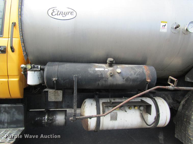 image for item DC4294 2001 GMC C8500 oil distributor truck