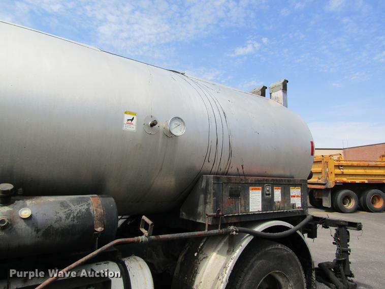 image for item DC4294 2001 GMC C8500 oil distributor truck