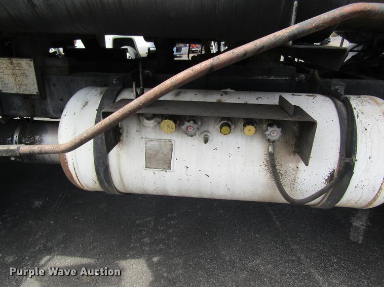 image for item DC4294 2001 GMC C8500 oil distributor truck