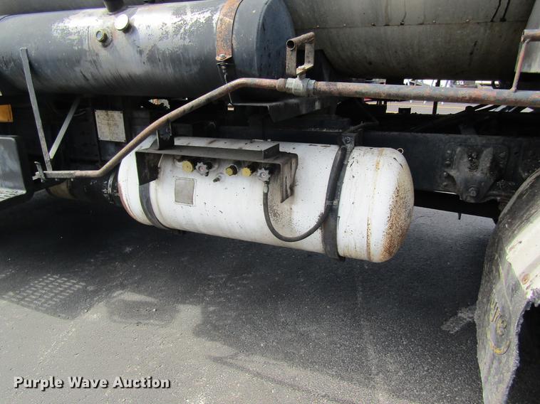 image for item DC4294 2001 GMC C8500 oil distributor truck