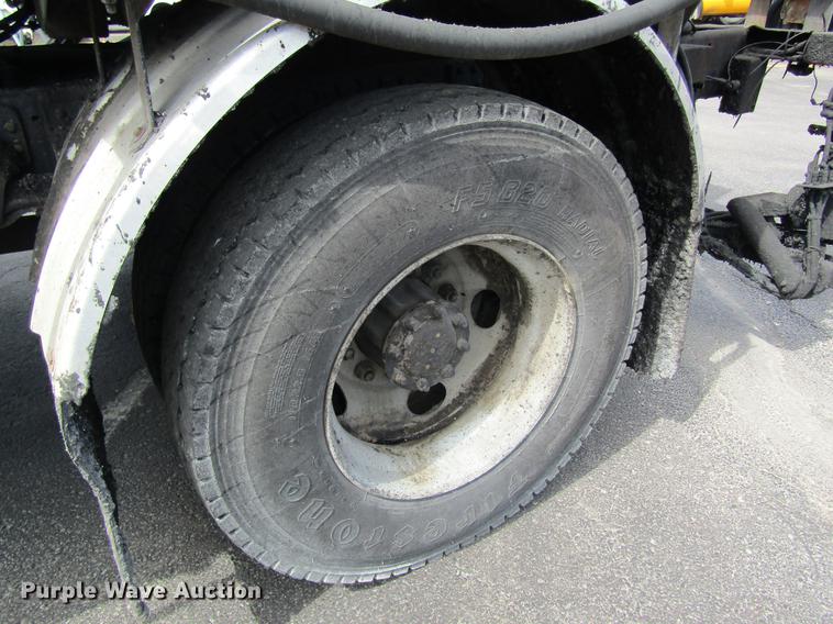 image for item DC4294 2001 GMC C8500 oil distributor truck