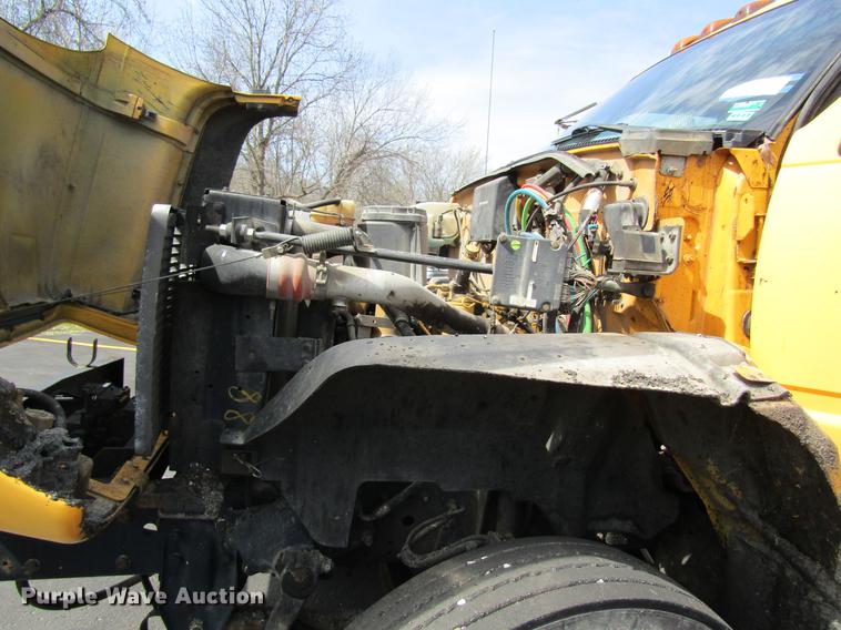 image for item DC4294 2001 GMC C8500 oil distributor truck