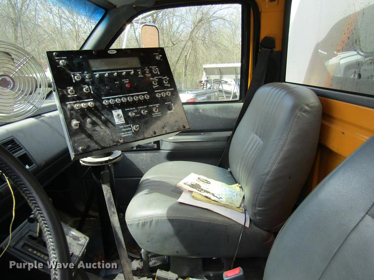 image for item DC4294 2001 GMC C8500 oil distributor truck