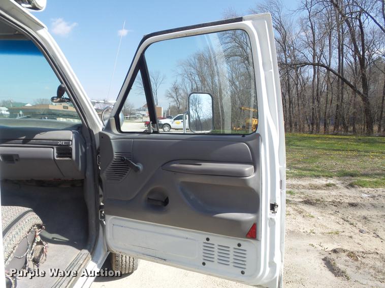 image for item DC7342 1994 Ford F450 Super Duty XL bucket truck