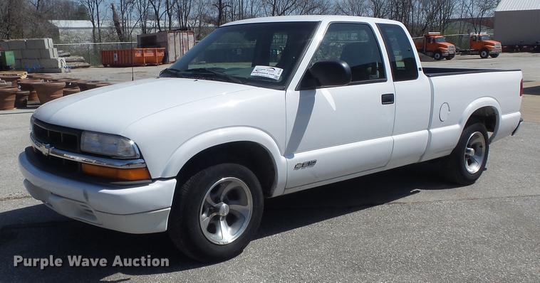 image for item DC7344 2000 Chevrolet S10 LS Ext. Cab pickup truck