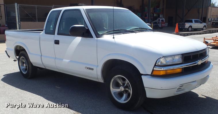 image for item DC7344 2000 Chevrolet S10 LS Ext. Cab pickup truck