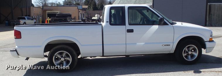 image for item DC7344 2000 Chevrolet S10 LS Ext. Cab pickup truck