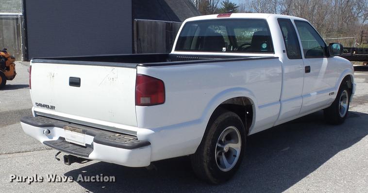 image for item DC7344 2000 Chevrolet S10 LS Ext. Cab pickup truck
