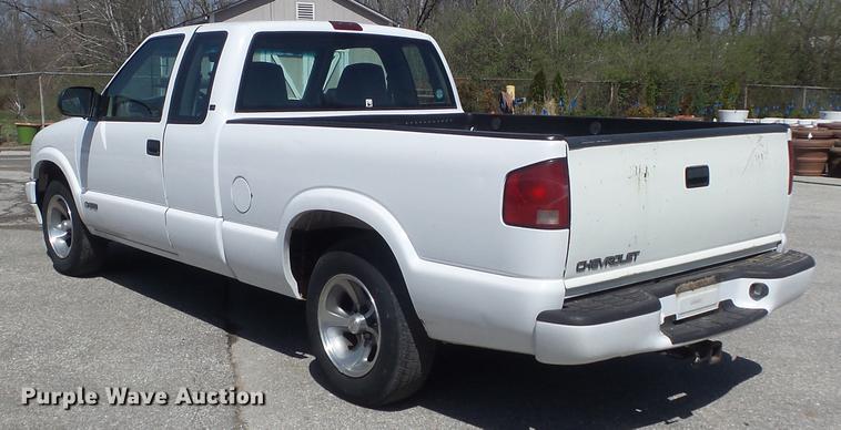 image for item DC7344 2000 Chevrolet S10 LS Ext. Cab pickup truck