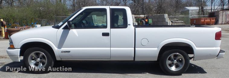 image for item DC7344 2000 Chevrolet S10 LS Ext. Cab pickup truck