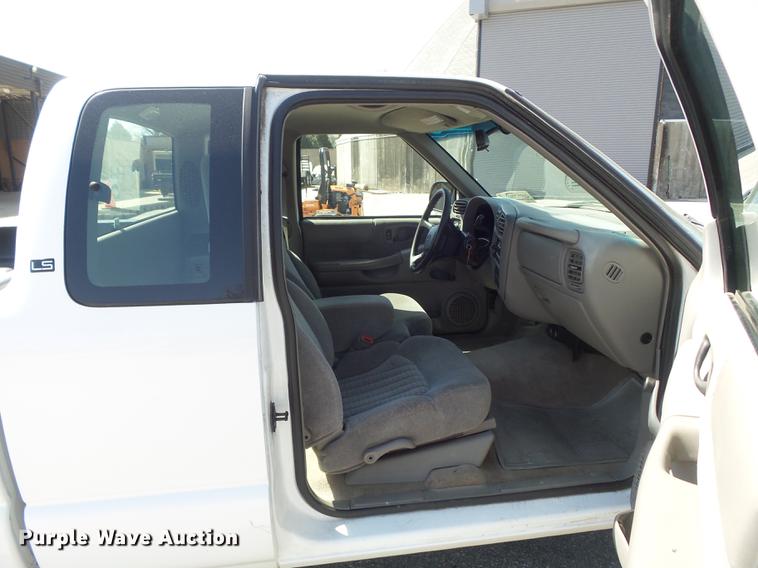 image for item DC7344 2000 Chevrolet S10 LS Ext. Cab pickup truck