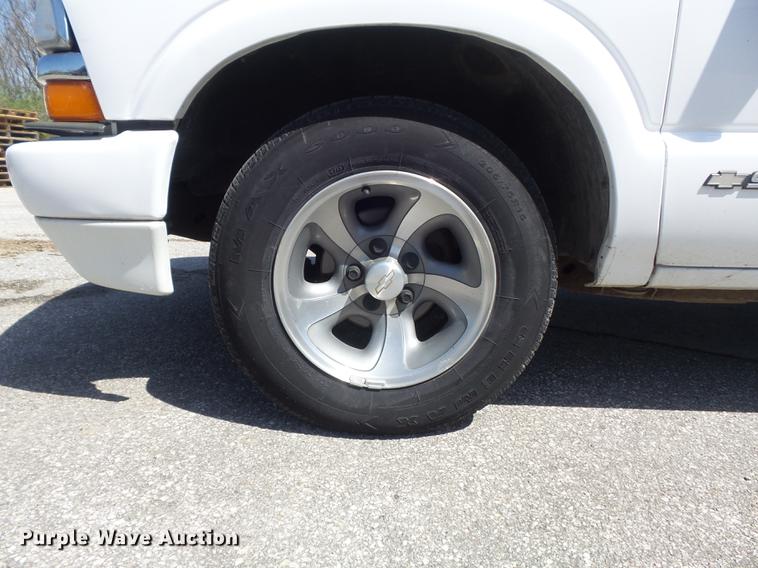 image for item DC7344 2000 Chevrolet S10 LS Ext. Cab pickup truck