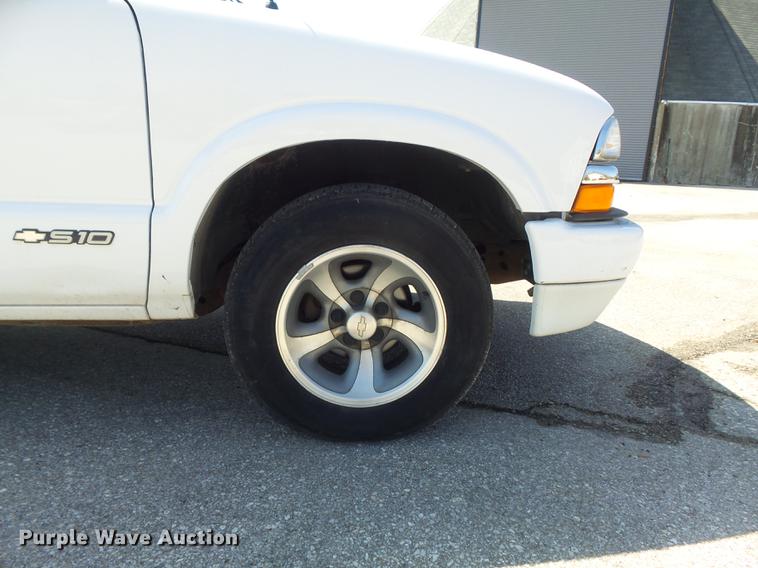 image for item DC7344 2000 Chevrolet S10 LS Ext. Cab pickup truck