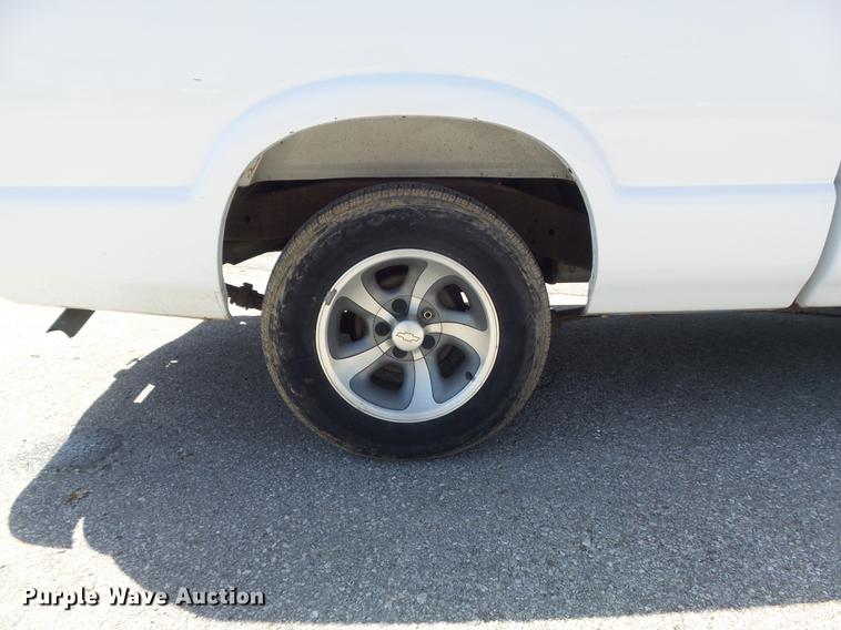 image for item DC7344 2000 Chevrolet S10 LS Ext. Cab pickup truck