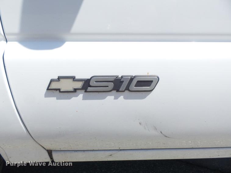 image for item DC7344 2000 Chevrolet S10 LS Ext. Cab pickup truck