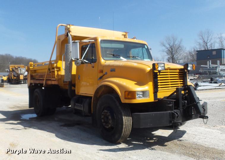 image for item DC7346 2000 International 4900 dump truck