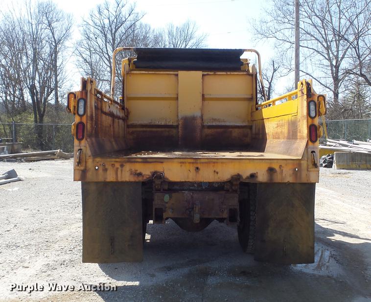 image for item DC7346 2000 International 4900 dump truck