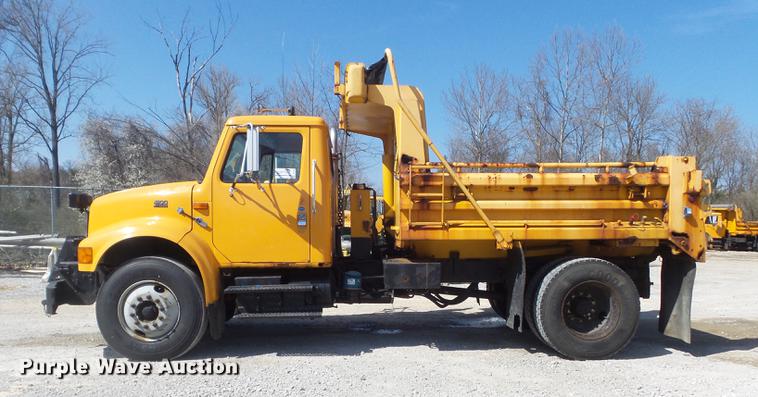 image for item DC7346 2000 International 4900 dump truck