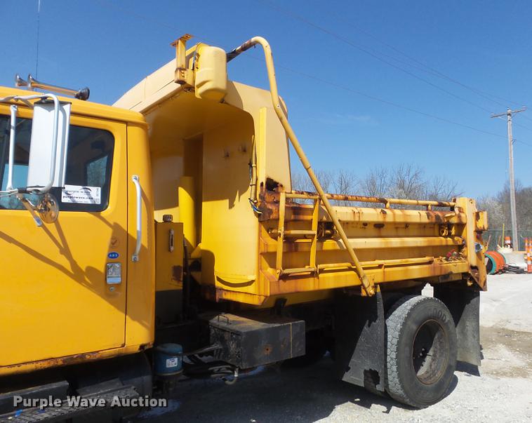 image for item DC7346 2000 International 4900 dump truck