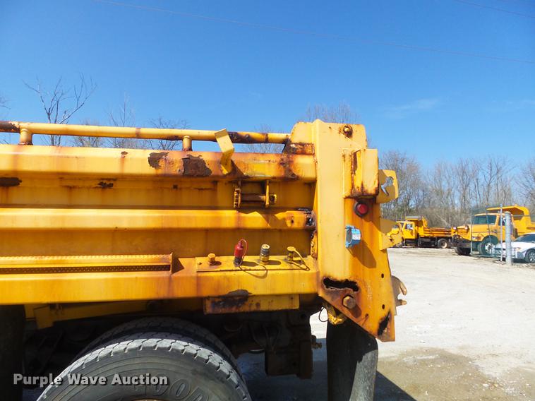 image for item DC7346 2000 International 4900 dump truck