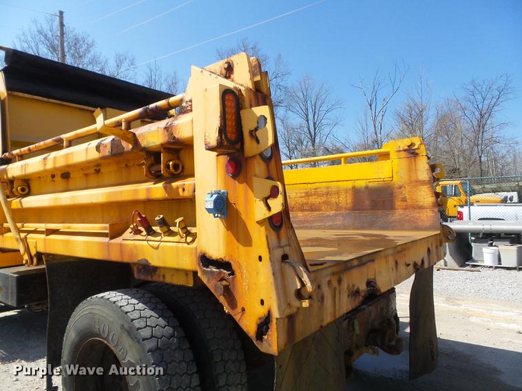 image for item DC7346 2000 International 4900 dump truck