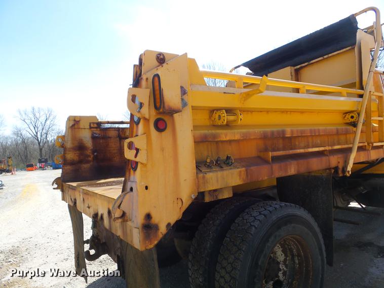 image for item DC7346 2000 International 4900 dump truck