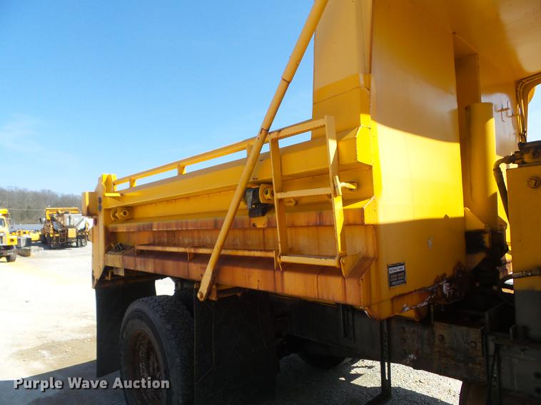 image for item DC7346 2000 International 4900 dump truck
