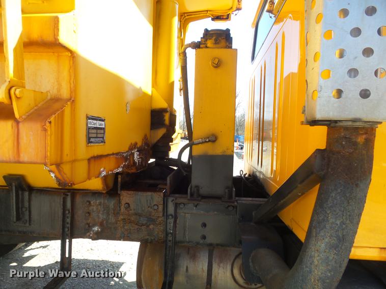 image for item DC7346 2000 International 4900 dump truck