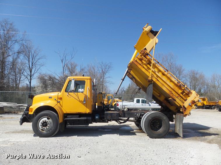 image for item DC7346 2000 International 4900 dump truck