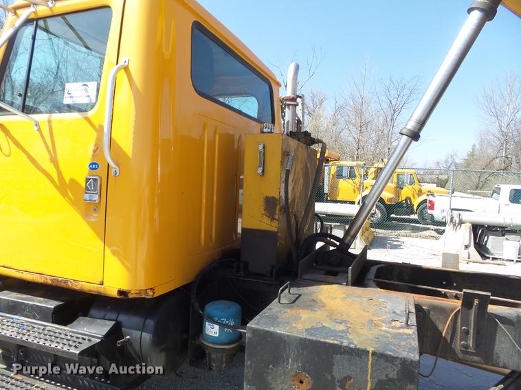 image for item DC7346 2000 International 4900 dump truck