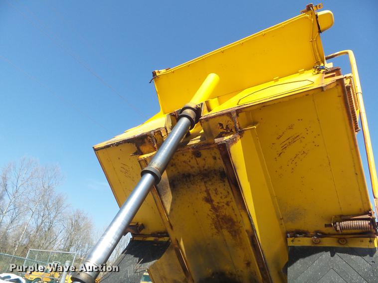 image for item DC7346 2000 International 4900 dump truck