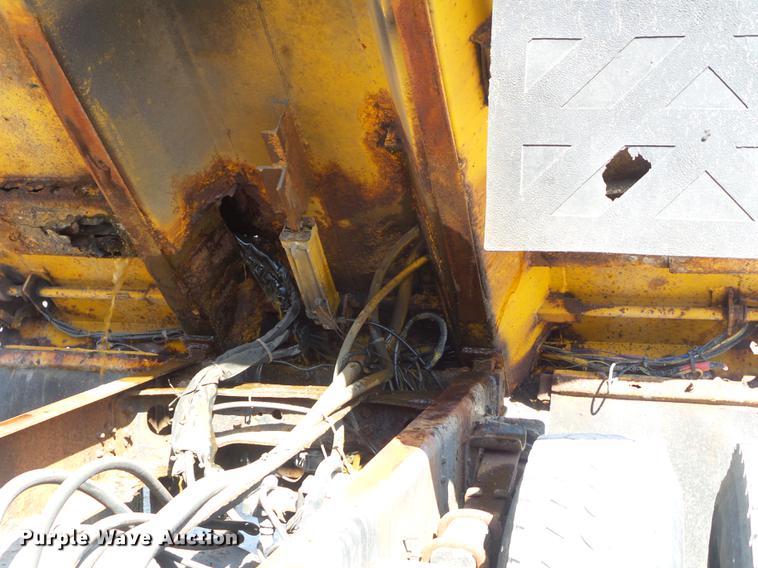 image for item DC7346 2000 International 4900 dump truck