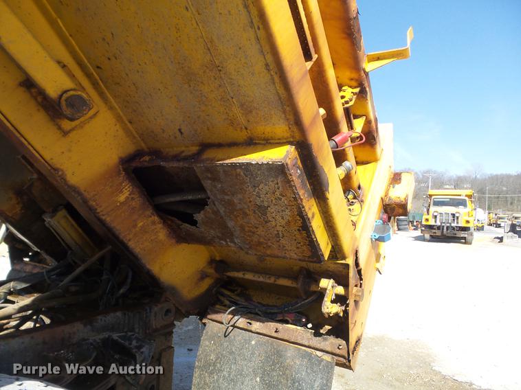 image for item DC7346 2000 International 4900 dump truck