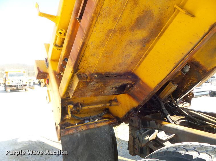 image for item DC7346 2000 International 4900 dump truck