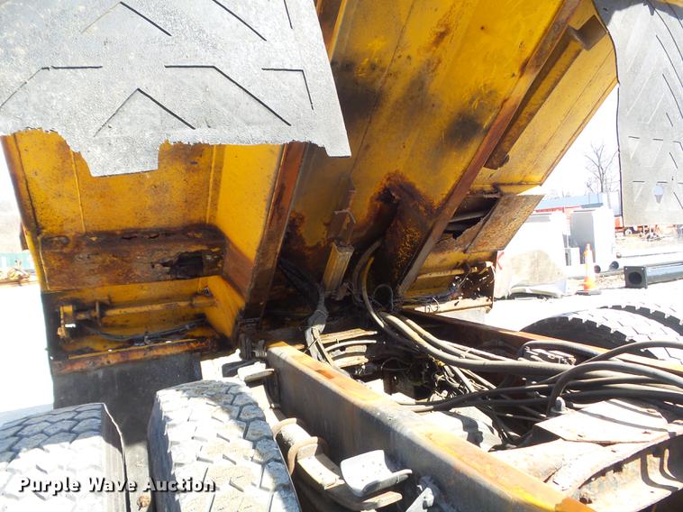 image for item DC7346 2000 International 4900 dump truck