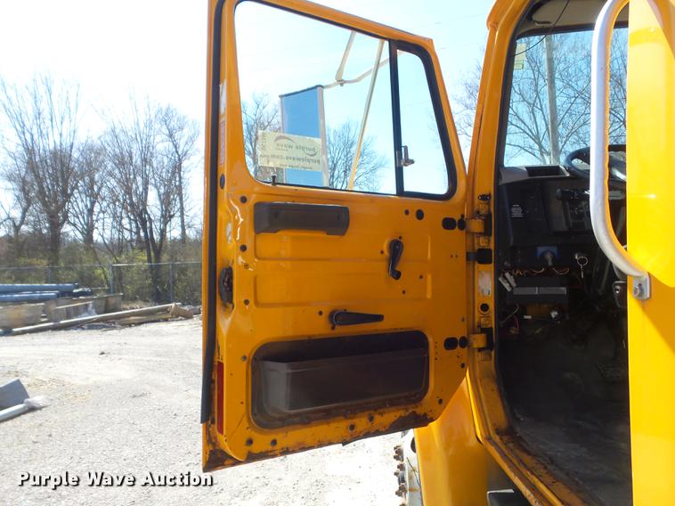 image for item DC7346 2000 International 4900 dump truck