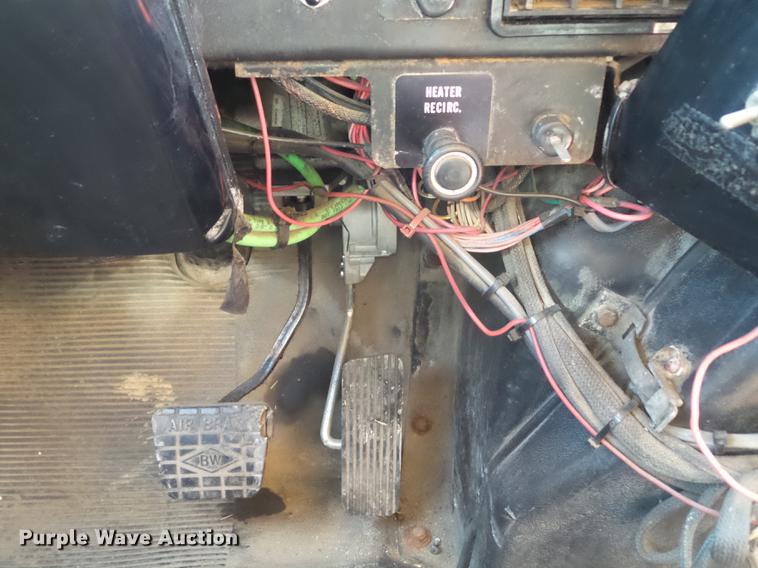 image for item DC7346 2000 International 4900 dump truck