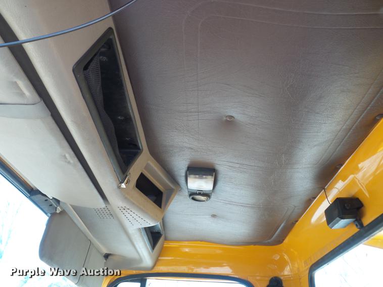 image for item DC7346 2000 International 4900 dump truck