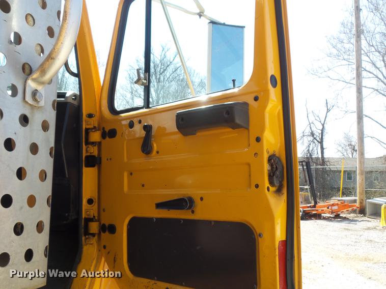 image for item DC7346 2000 International 4900 dump truck