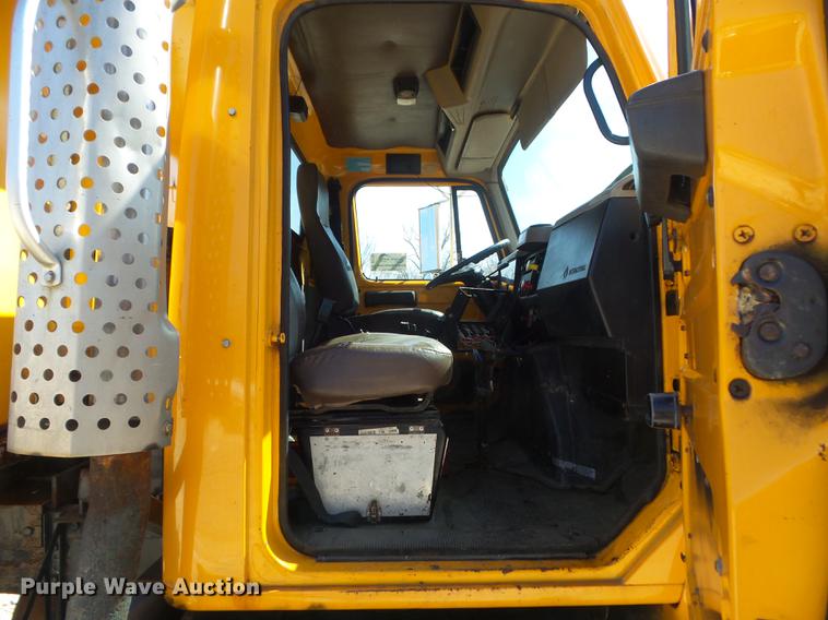 image for item DC7346 2000 International 4900 dump truck