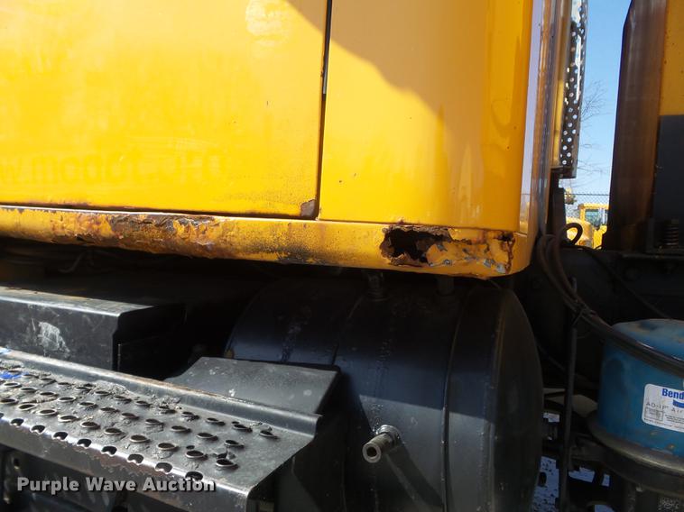 image for item DC7346 2000 International 4900 dump truck