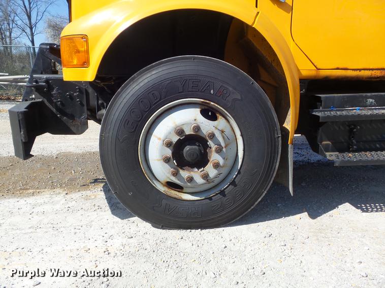 image for item DC7346 2000 International 4900 dump truck