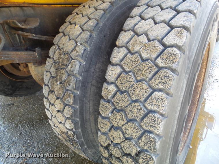 image for item DC7346 2000 International 4900 dump truck